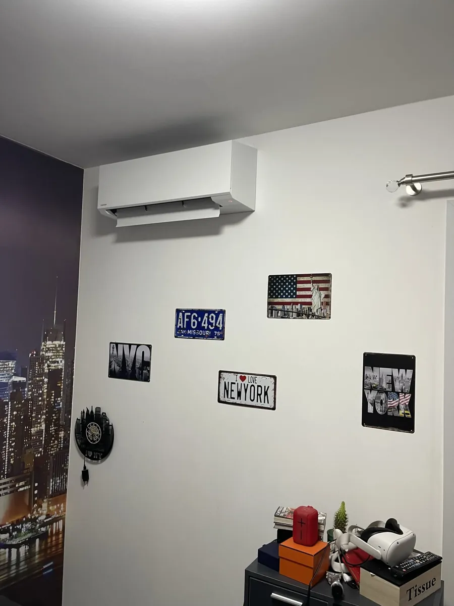 Climatisation murale blanche installée dans un séjour