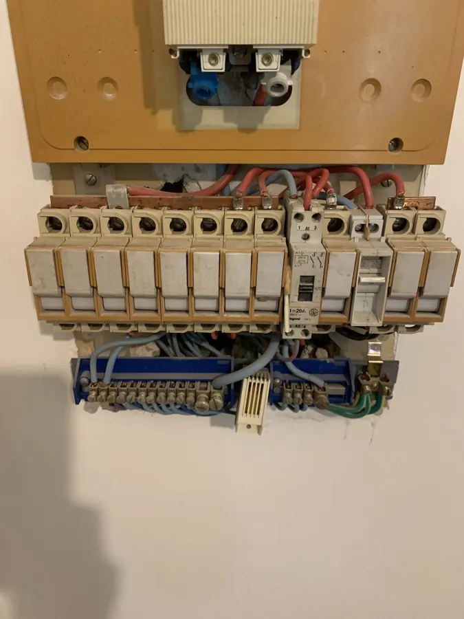 Tableau électrique en cours de rénovation avec disjoncteurs et câblage