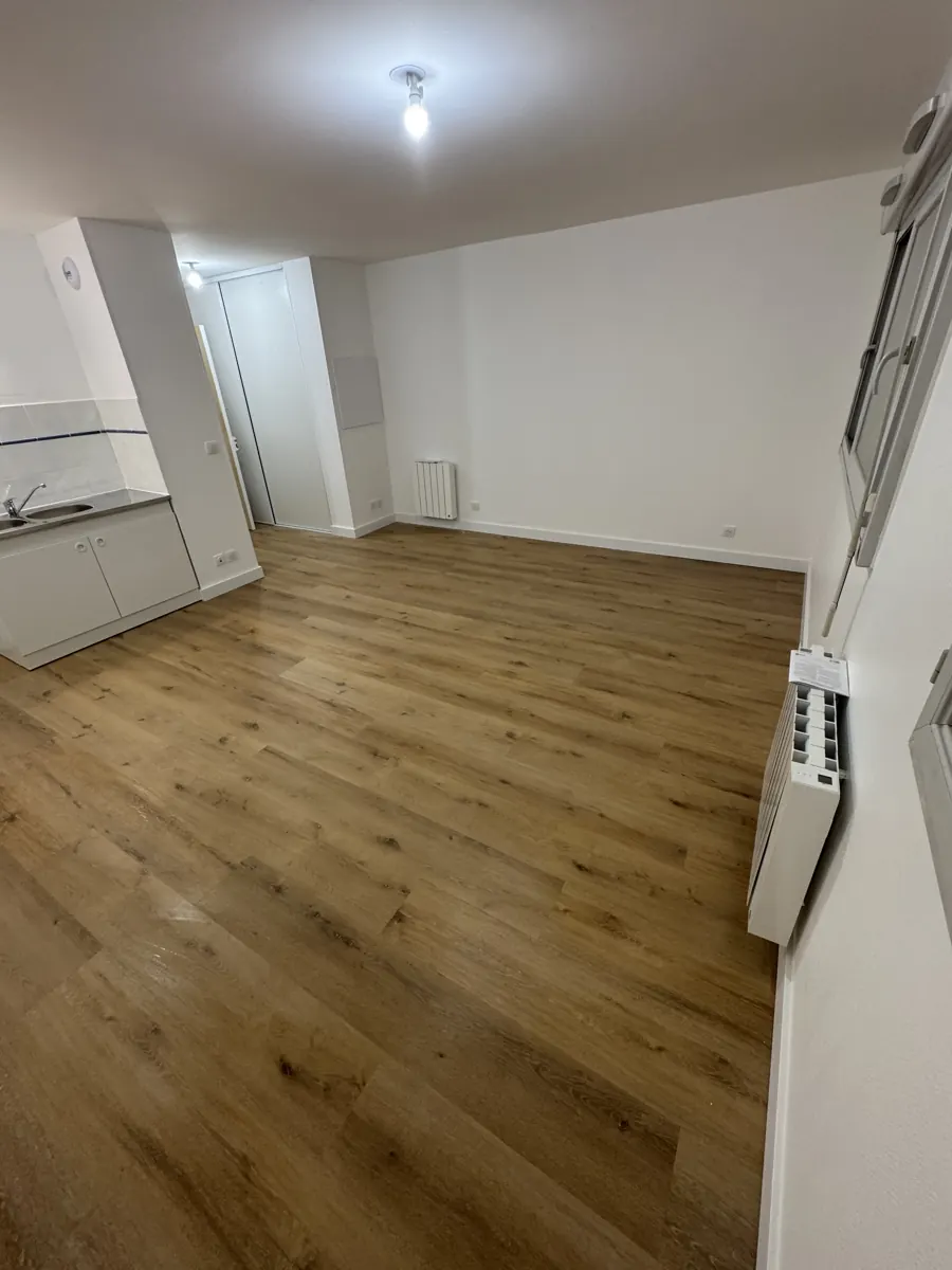 Appartement rénové, parquet et murs blancs
