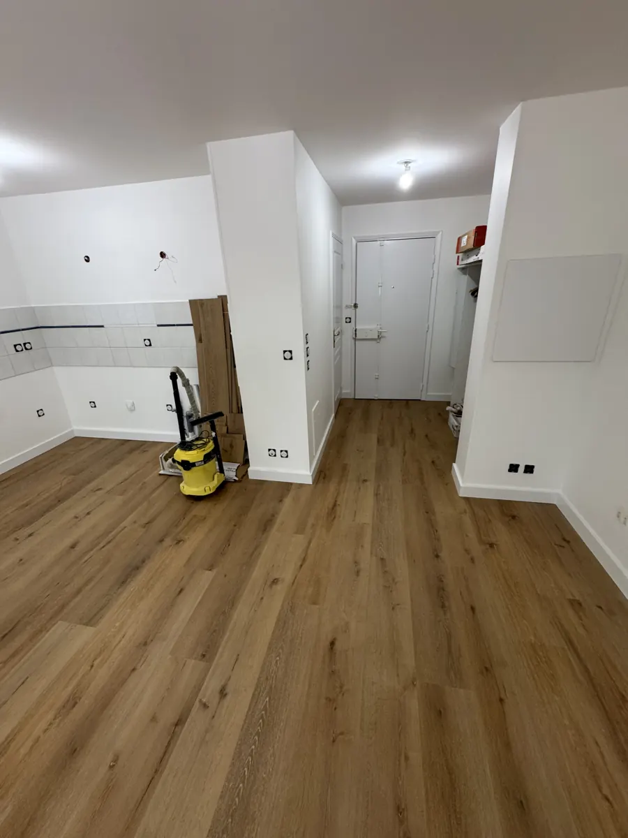 Pose de parquet en cours dans une cuisine, aspirateur de chantier